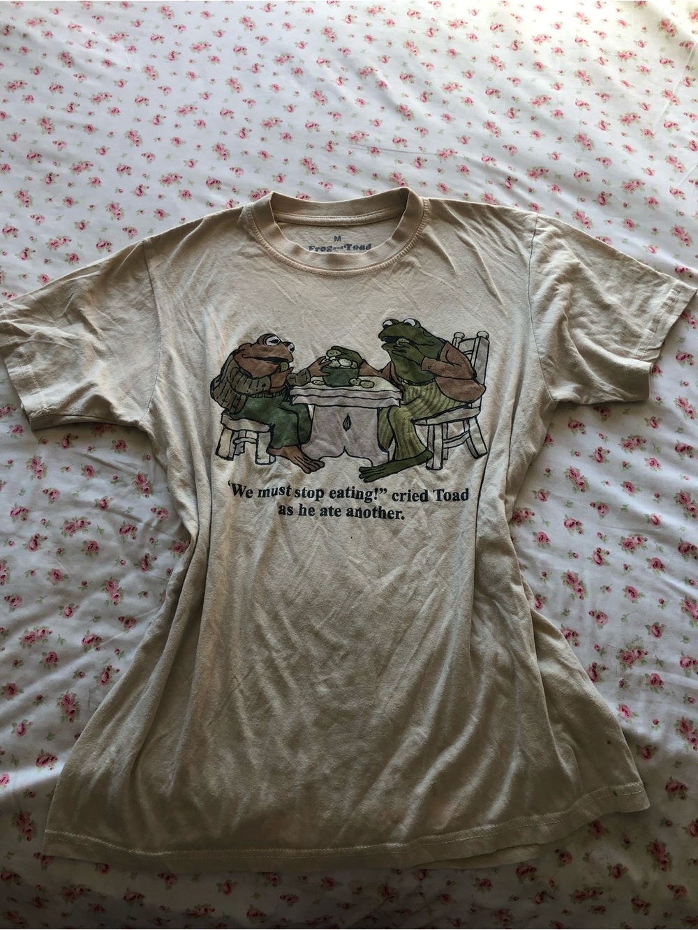Cream Graphic Tee with Toad & Frog Illustration - Vintage Style
